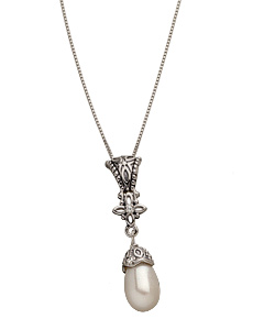 Drop Pearl Pendant Necklace